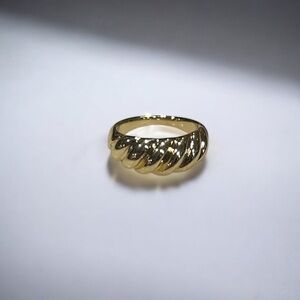 Elegant Gold Women's Ring